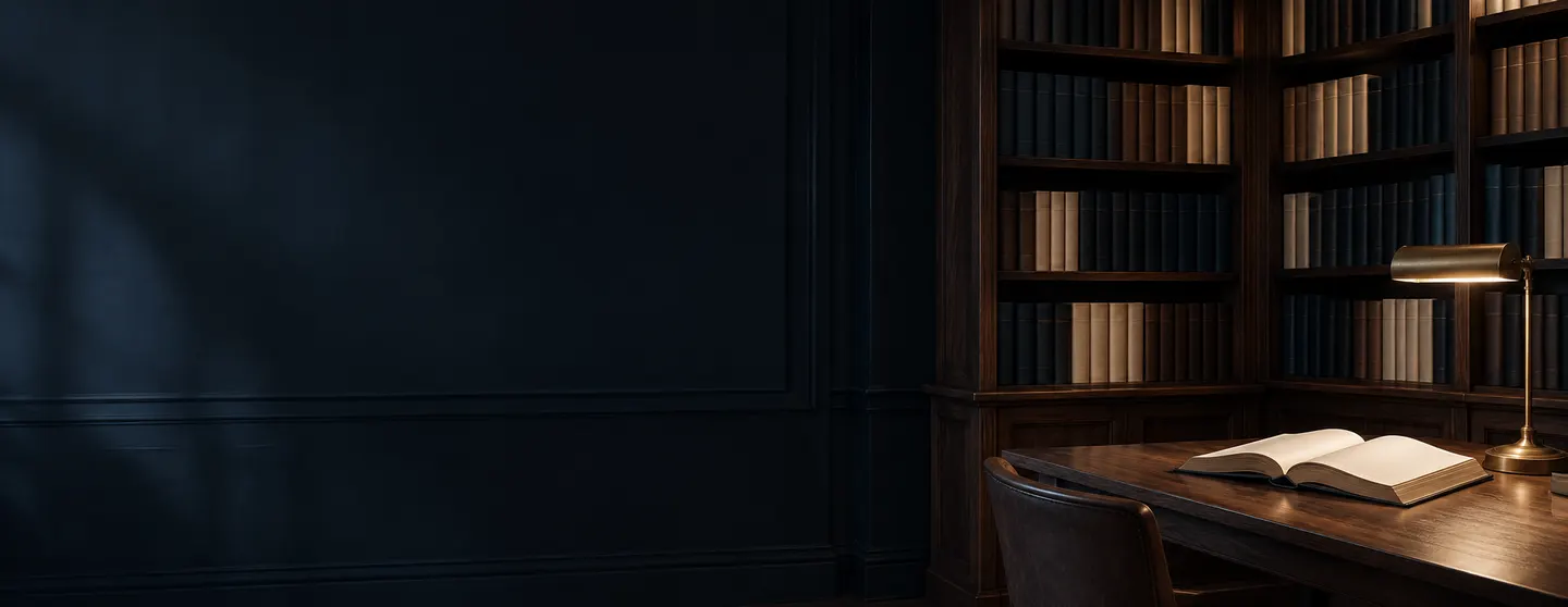 Mesa de leitura com livro aberto, óculos e abajur de latão em biblioteca silenciosa